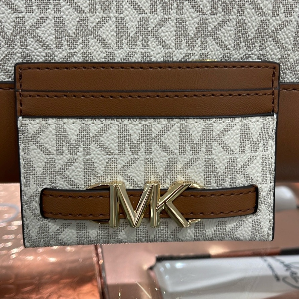 MICHAEL KORS Reed Large Card Holder Case Wallet 
COLOR: Vanilla MK Signature - Picture 14 of 16